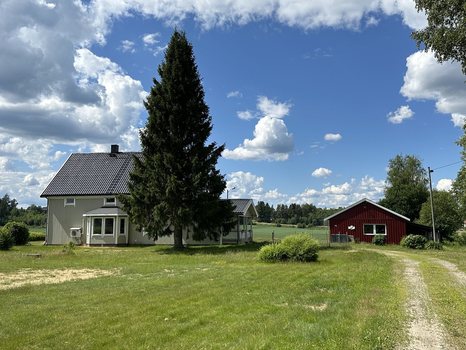 Romslig, solrik tomt. Galleribilde