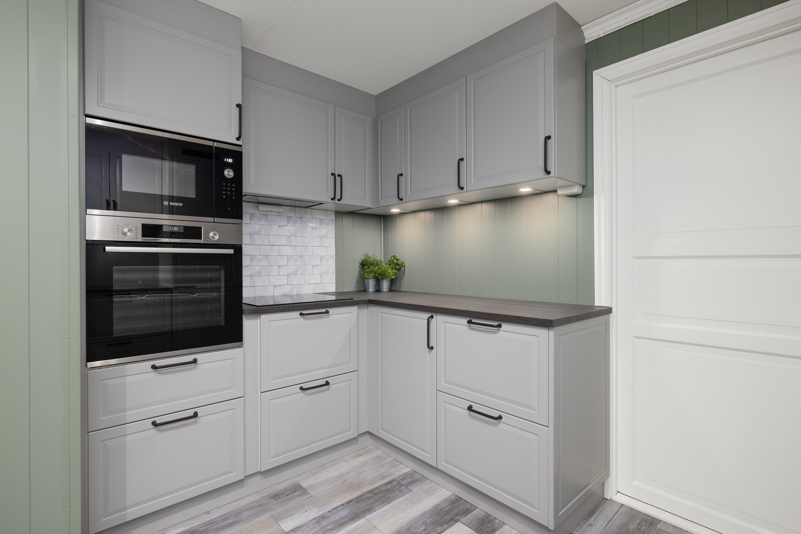 Kjøkkenet har integrerte hvitevarer. Galleribilde