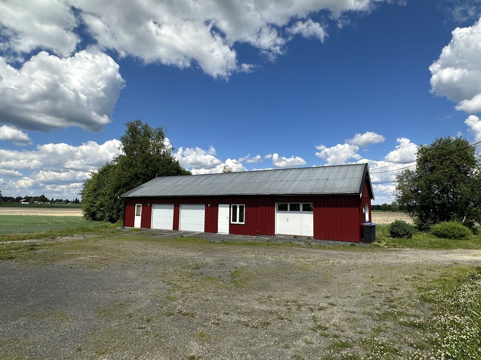 Dobbelgarasje med to verksteder og boder. Galleribilde
