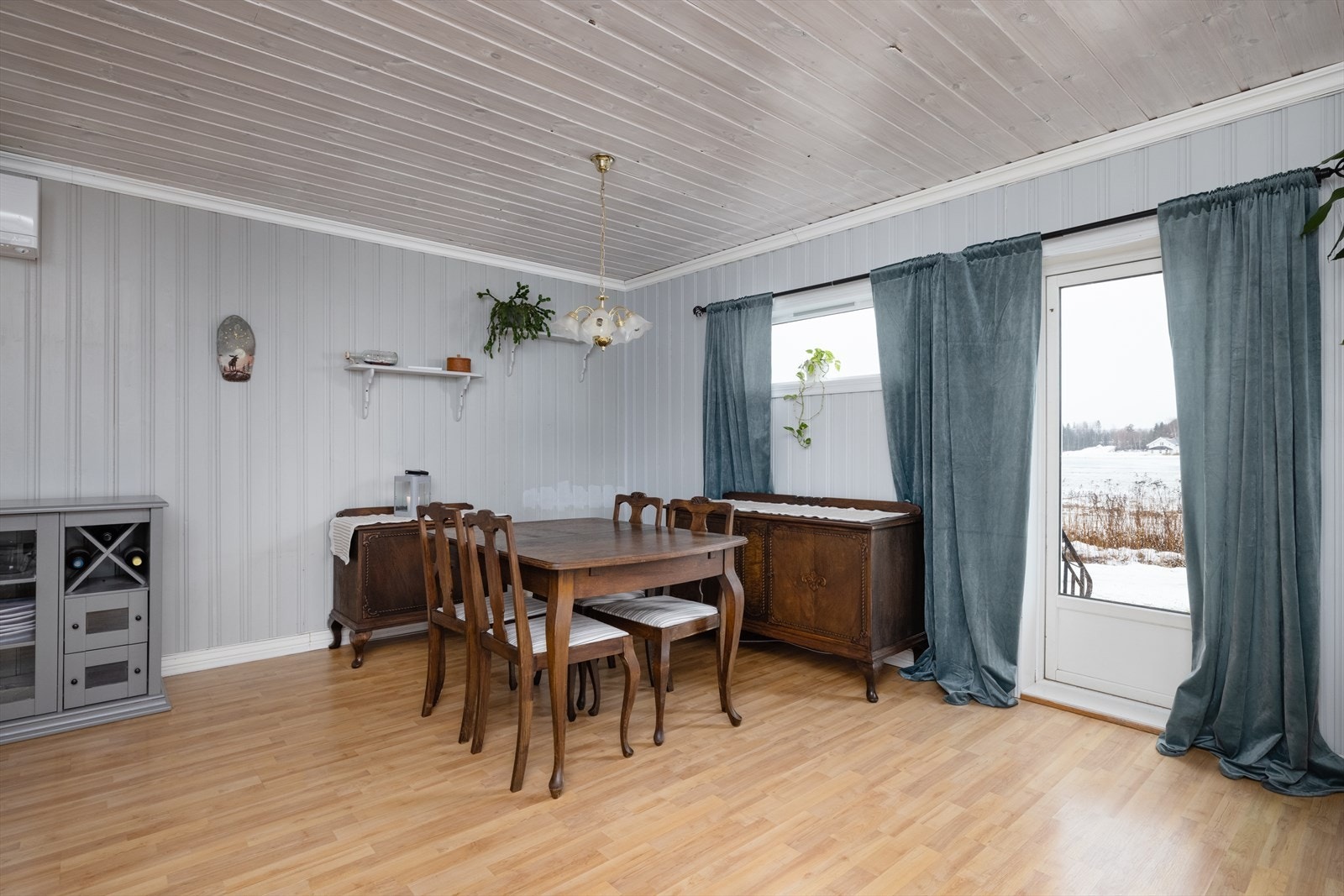 Plass til spisebord i stuen. Adkomst ut til hagen. Galleribilde