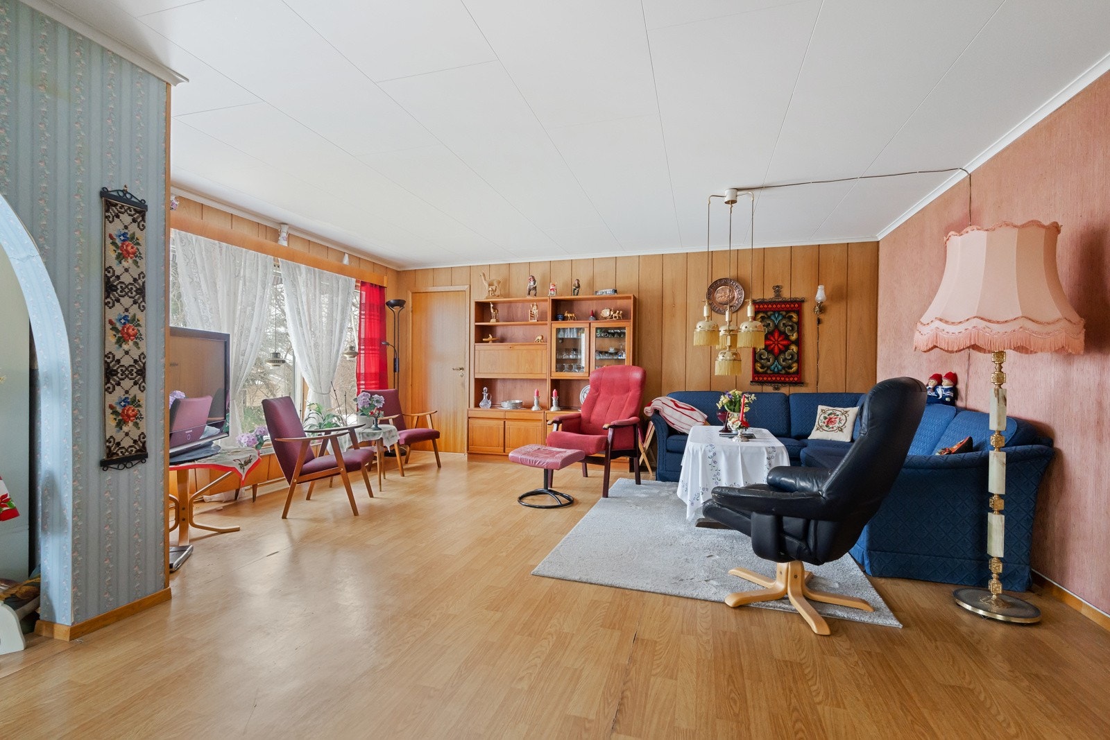 Boligen har eldre standard og må påregnes oppgraderinger og vedlikehold. Galleribilde