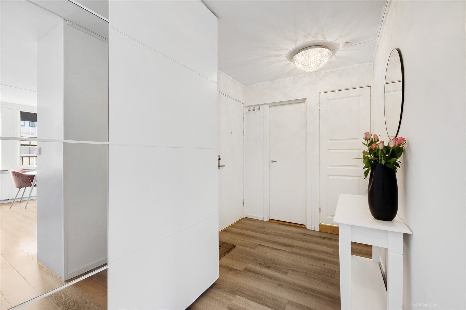 Gang med garderobeskap Galleribilde
