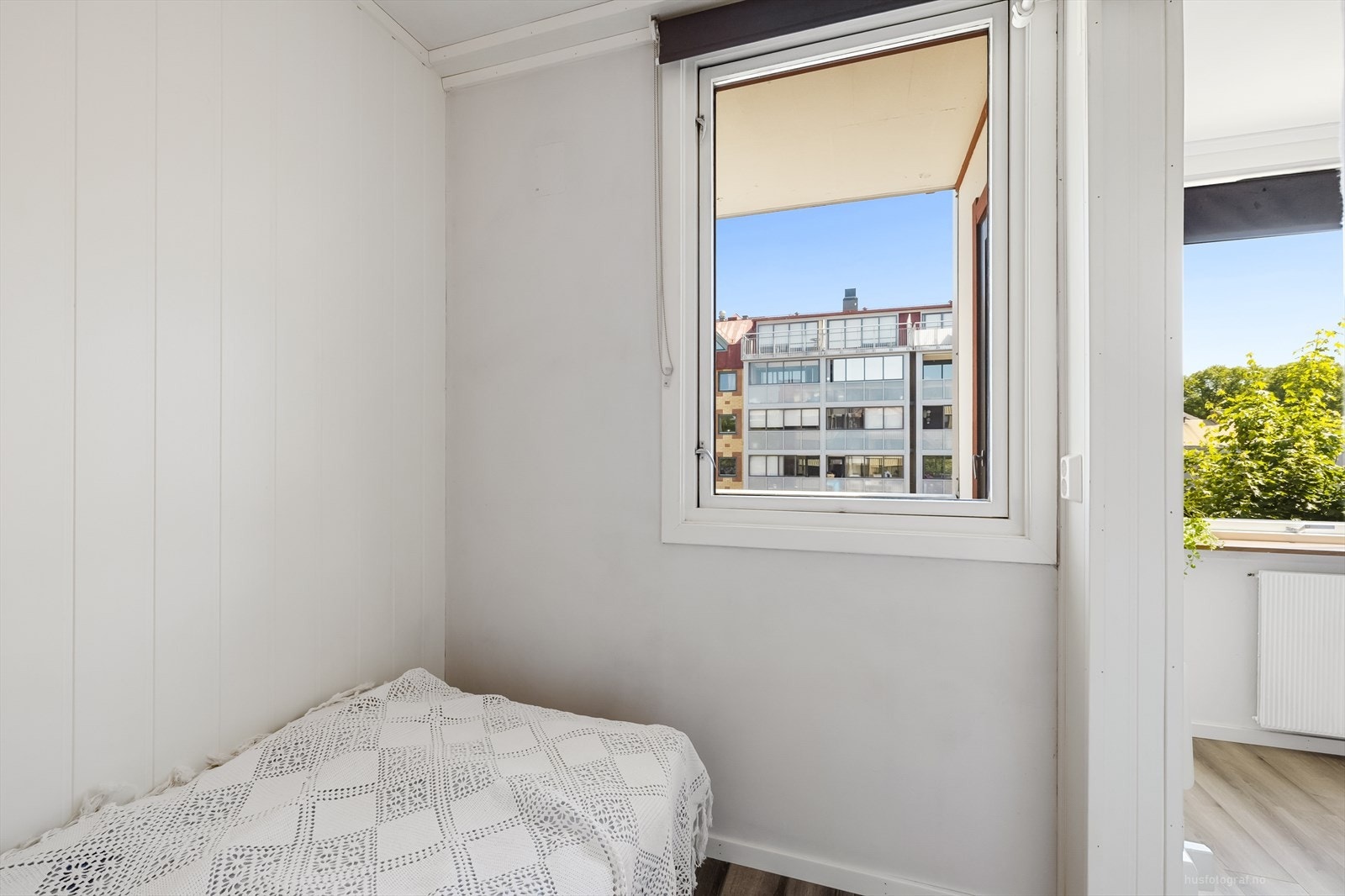 Sovealkove med vindu Galleribilde