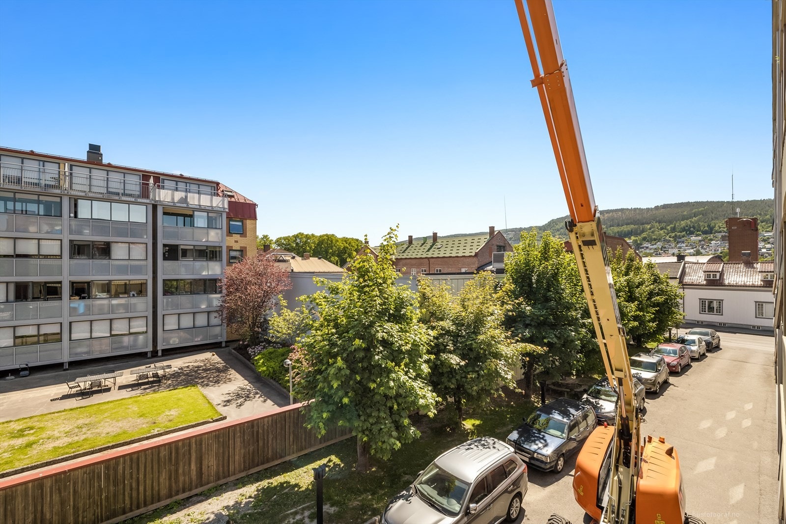 Utsyn mot Strømsåsen (kranen står der heldigvis ikke permanent - vinduer som byttes) Galleribilde