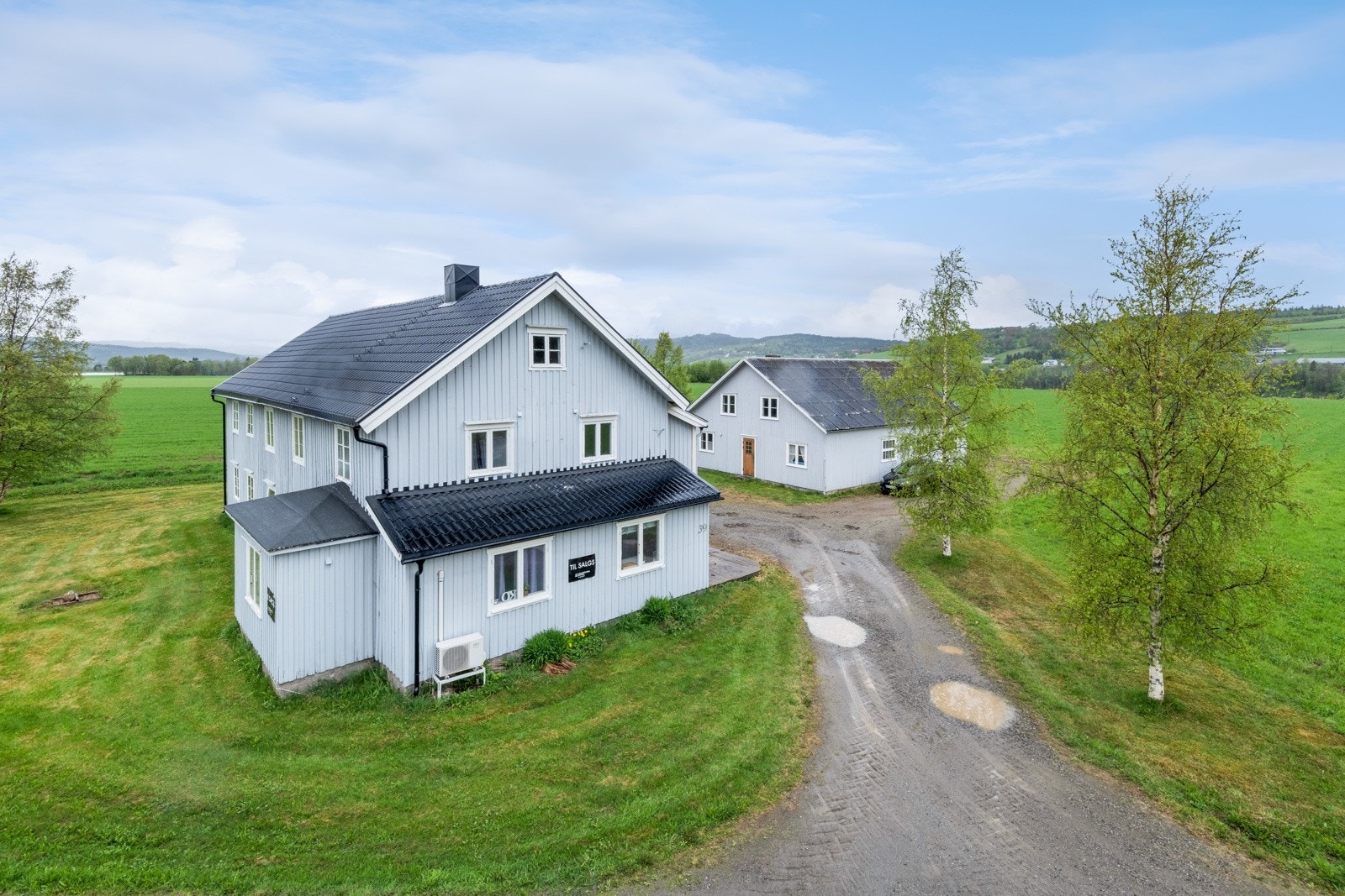 Velkommen til Mosletta 39! En meget innholdsrik eiendom med småbruksfølelse og mange bruksmuligheter. Galleribilde