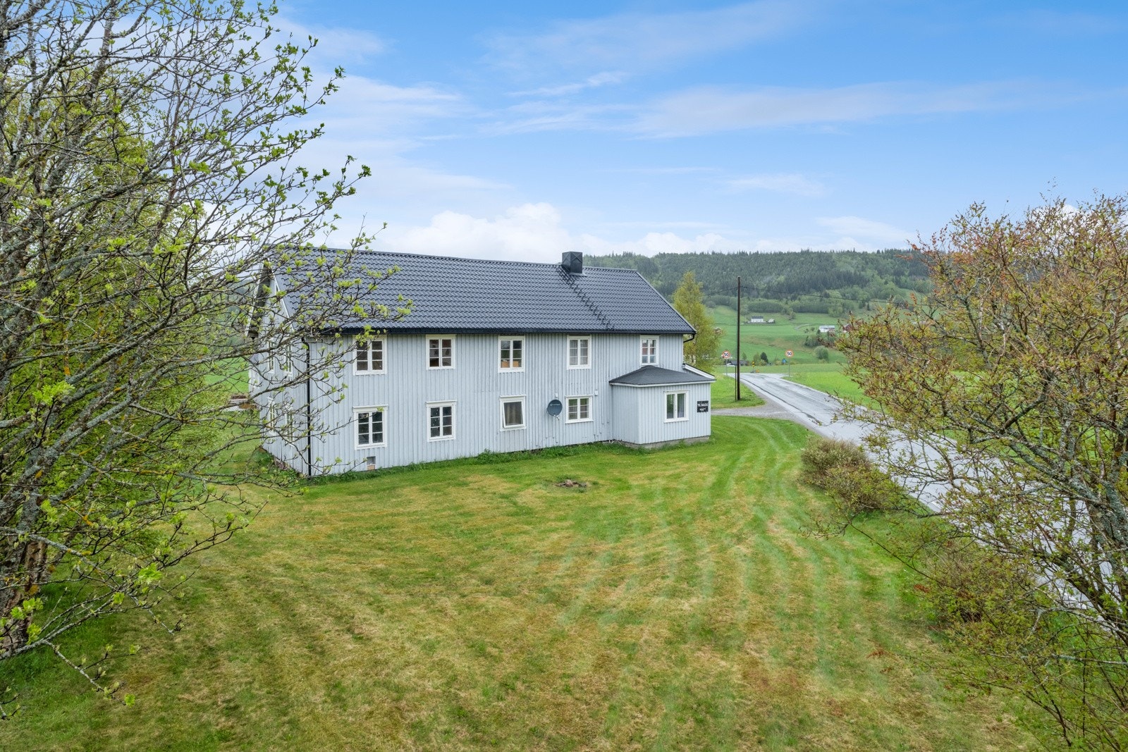Eiendommen ligger skjermet og landlig til i et rolig og barnevennlig boområde. Galleribilde