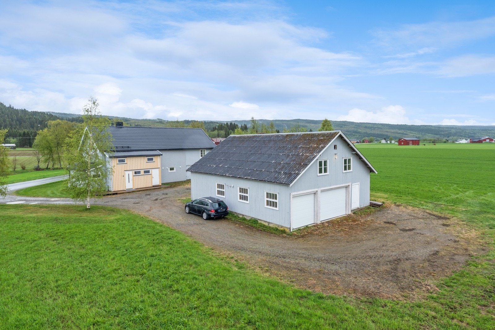 Eiendommen har et stort uthus/garasje på hele 193 kvm. Her har man mange muligheter! Galleribilde