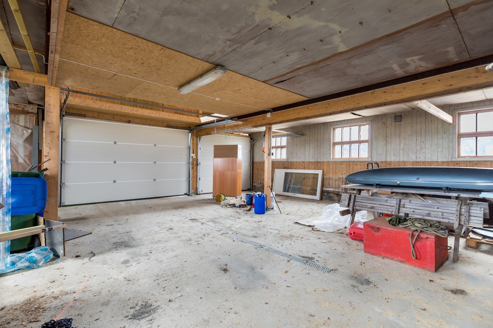 Stor garasje i 1. etasjen på uthuset. Galleribilde