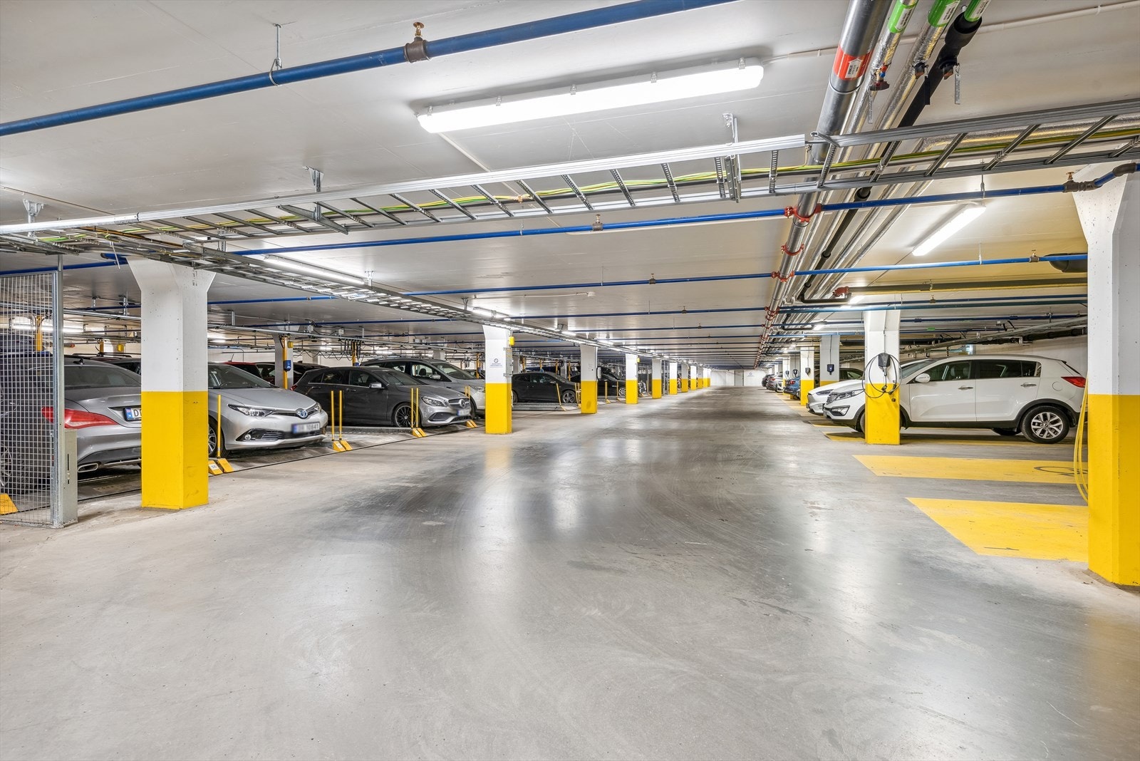 Dagens eier har en parkeringsplass med elbil-lader. Denne medfølger ikke salget, men kan kjøpes sammen med leiligheten. Galleribilde