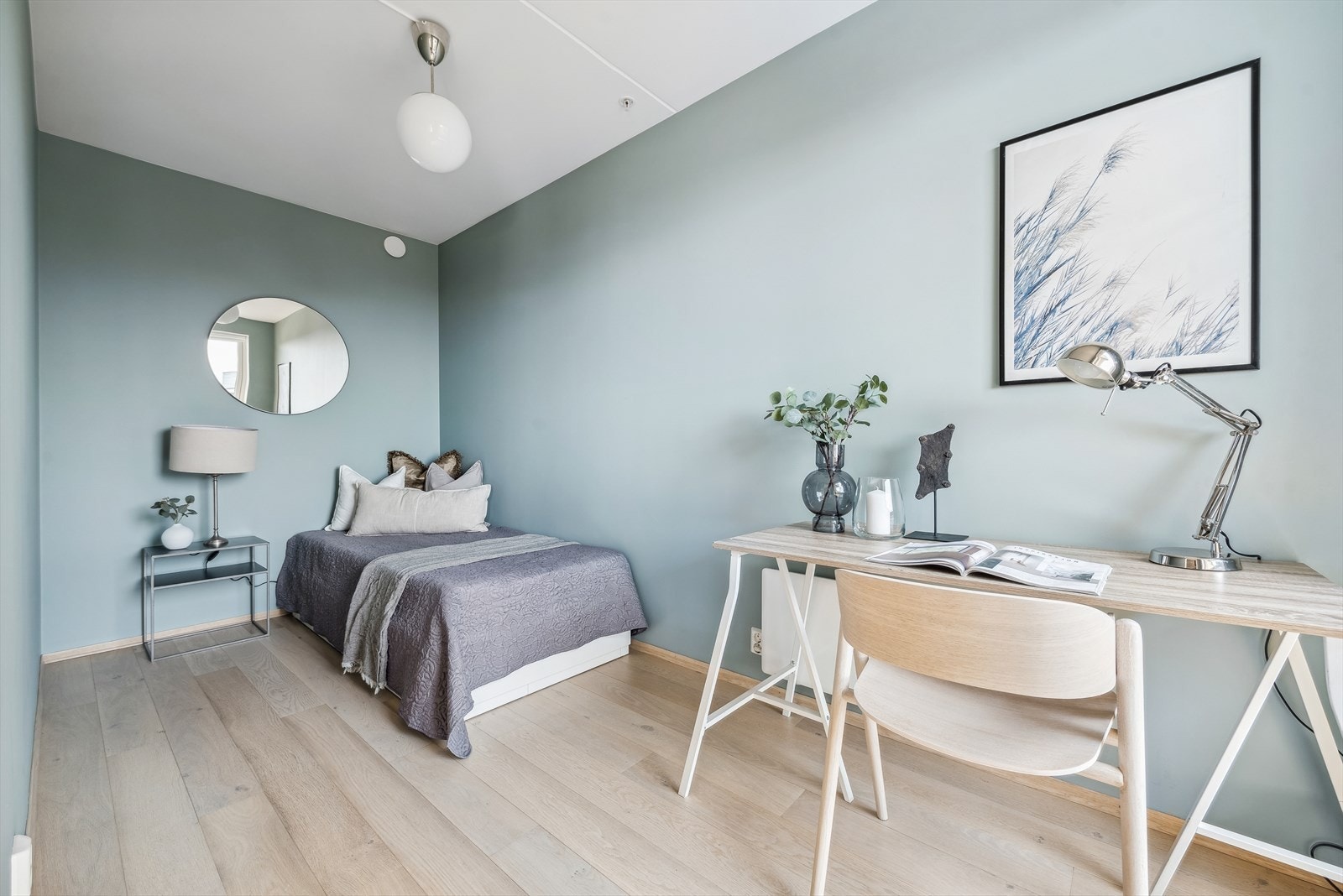 Det er plass til seng og skrivebord eller en garderobeløsning. Galleribilde