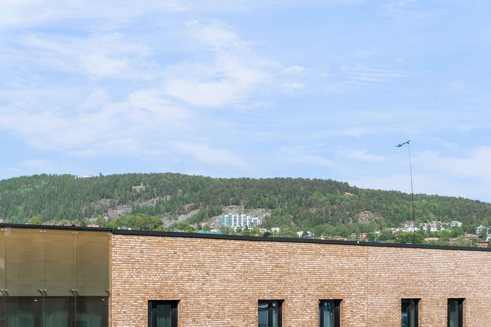 Fra kjøkkenbalkongen ser man helt opp til Grefsenkollen, som er en fin gå- eller joggetur fra leiligheten. Galleribilde