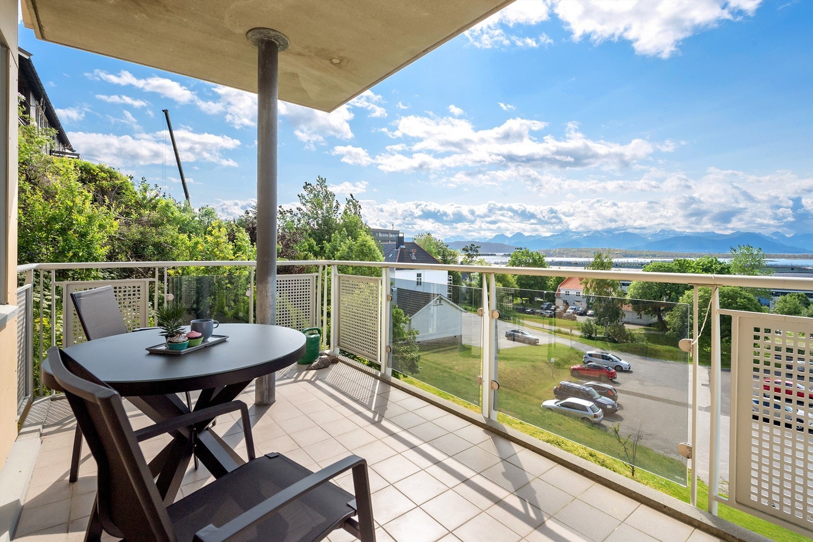 Overbygd balkong med utsikt mot fjord og fjell Galleribilde