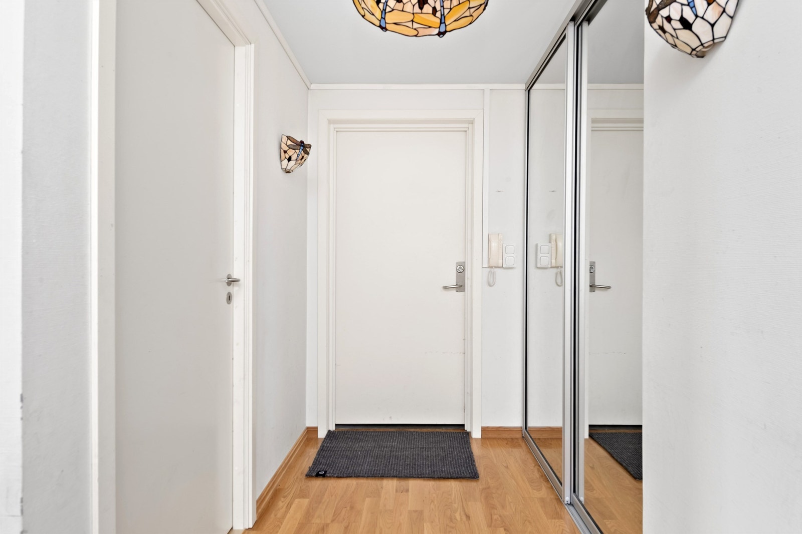 Entré med skyvedørsgarderobe Galleribilde
