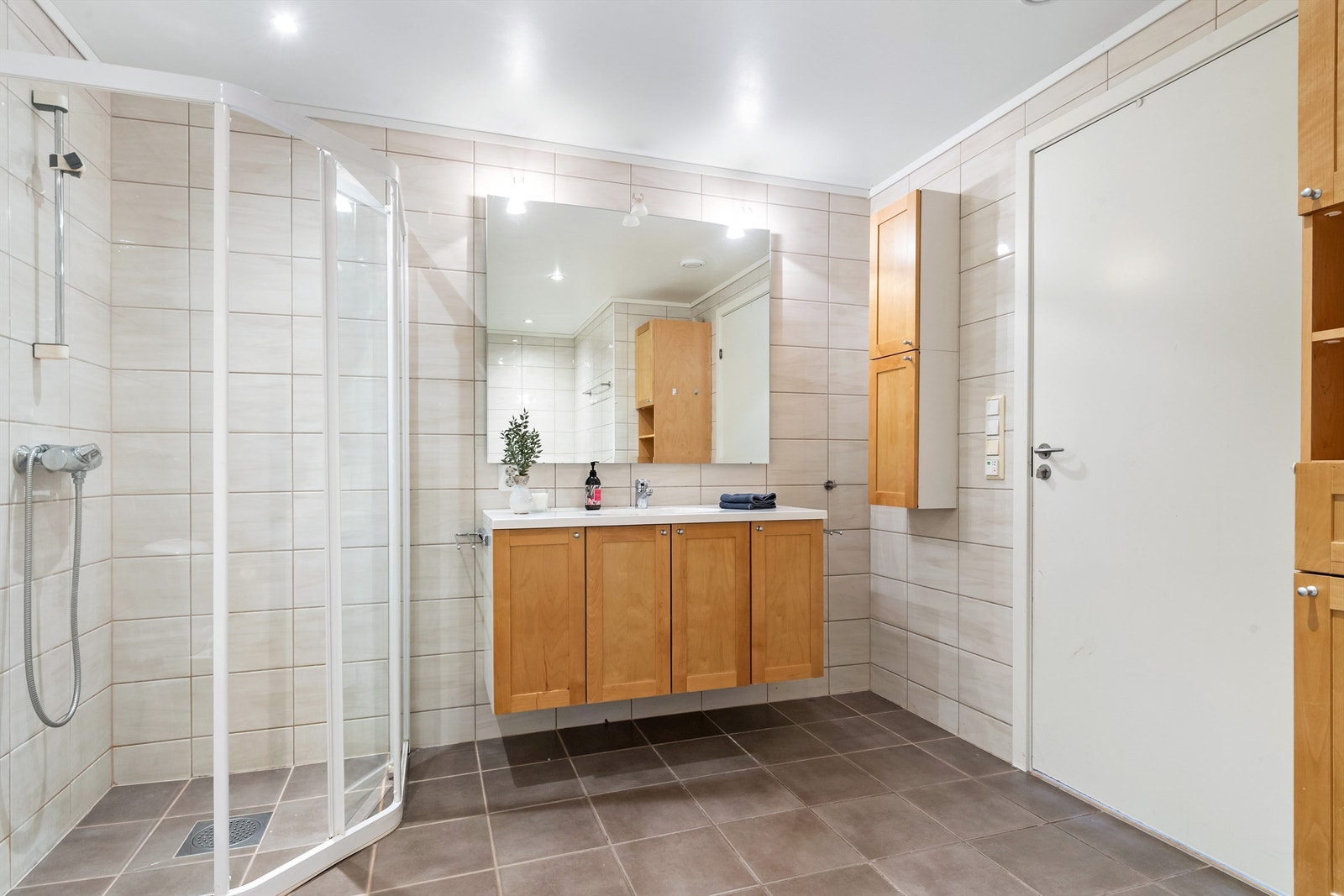 Badet er helflislagt og har varmekabler i gulv Galleribilde