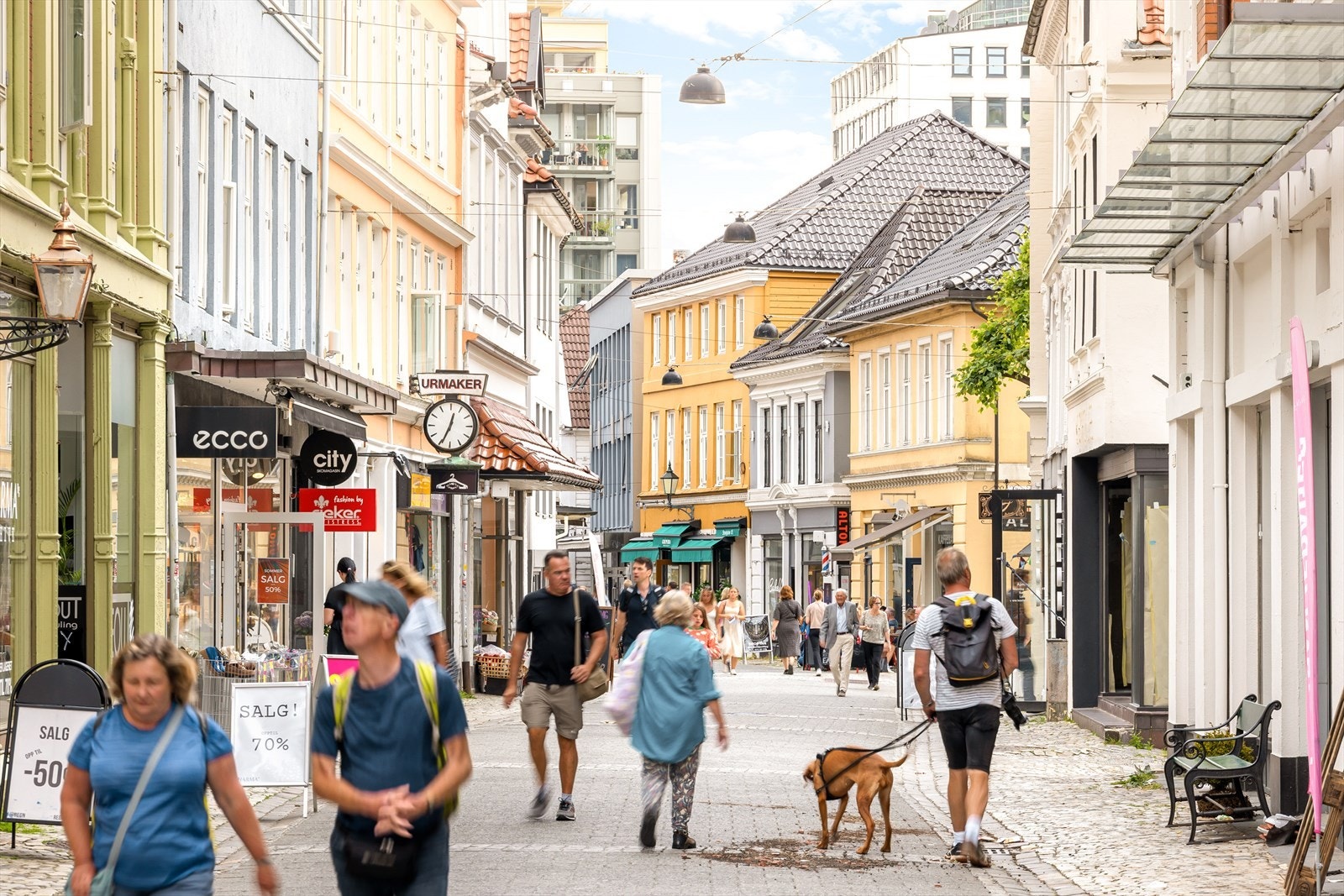 Koselige gågater med et bredt serviceutvalg er kun et steinkast unna leiligheten. Galleribilde