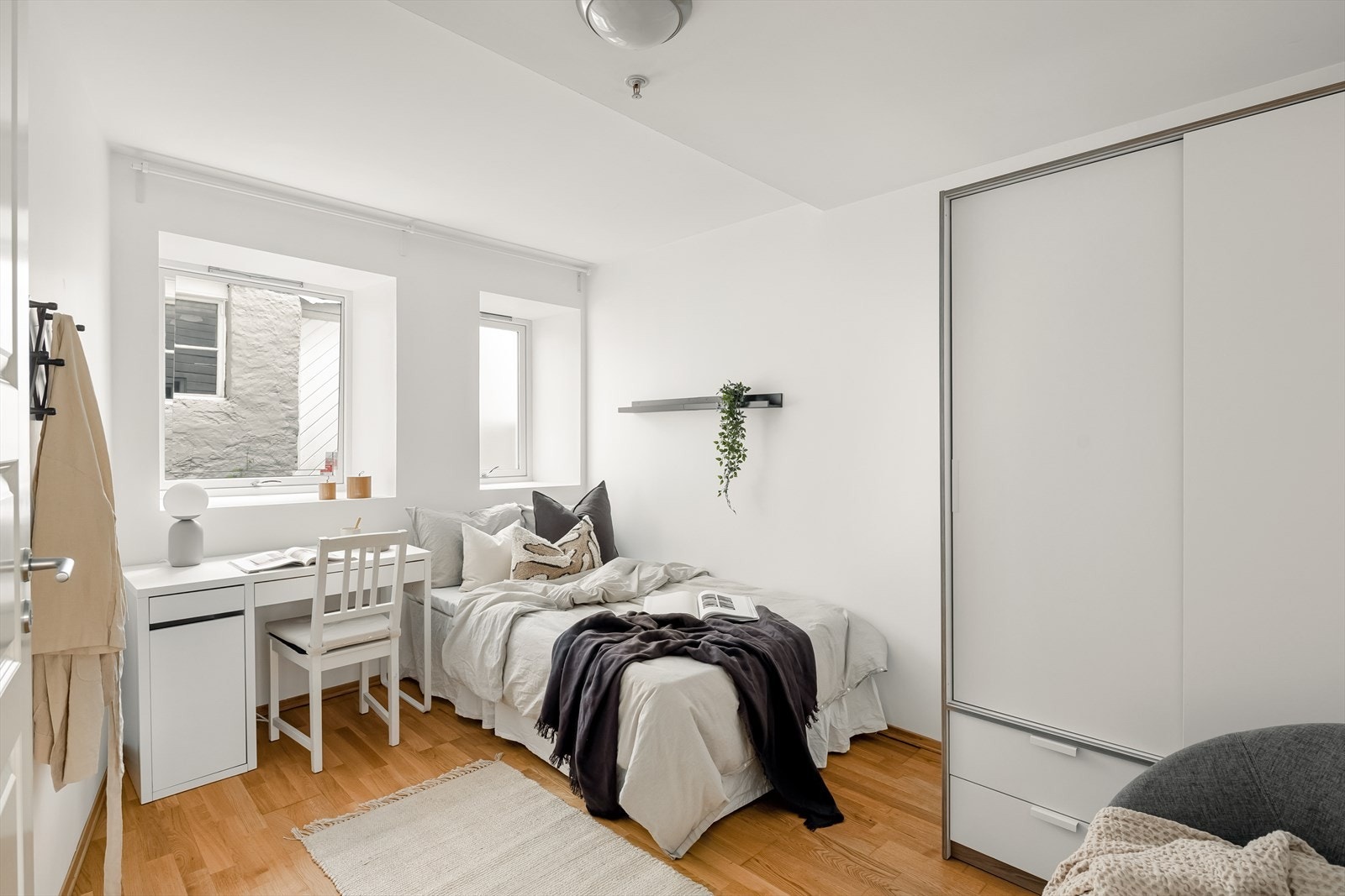 Hovedsoverommet er av god størrelse og innredet med seng, stor garderobe, eget kontorhjørne og en stol. Galleribilde