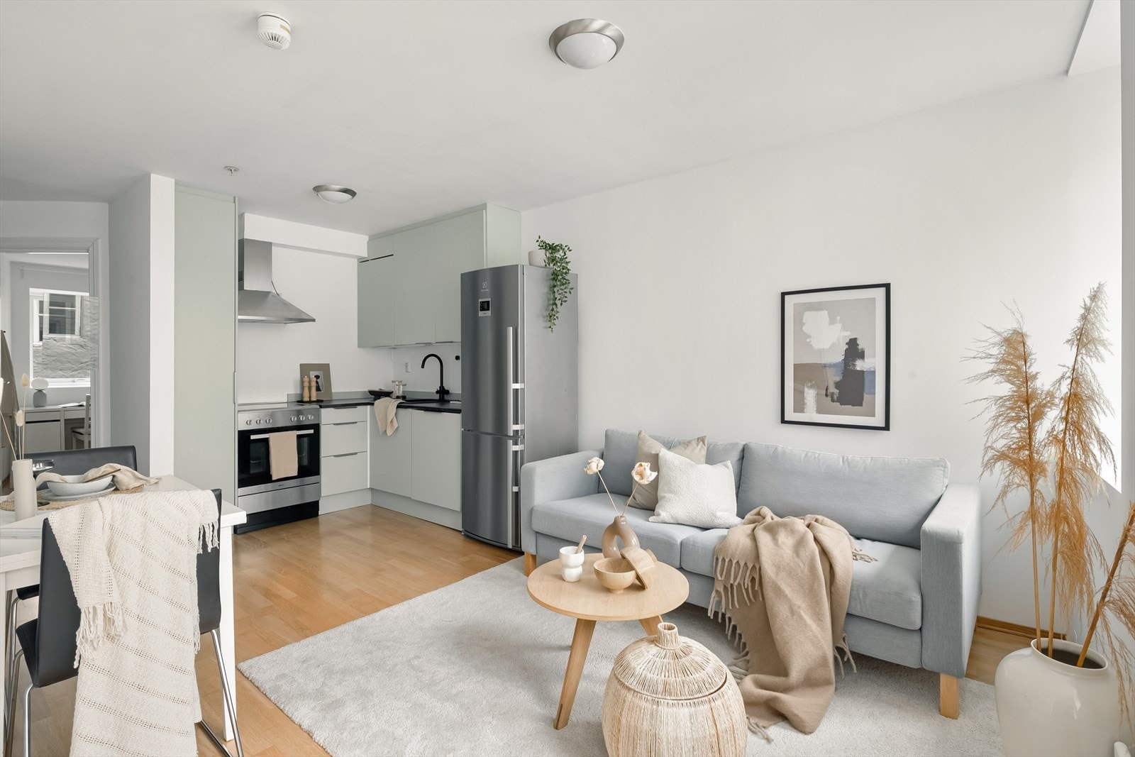 Leiligheten har en åpen stue/kjøkkenløsning som utnytter arealene godt! Galleribilde