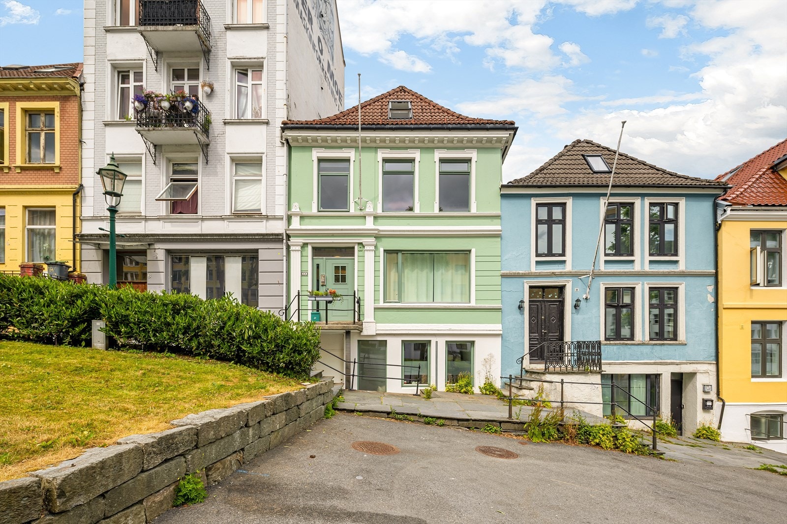 Leiligheten ligger fint til i en klassisk murgård og har et privat inngangsparti. Galleribilde