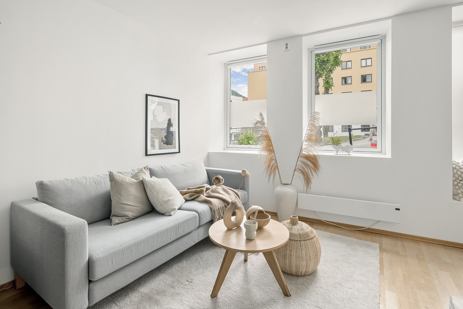 Lys og koselig stue med plass til å innrede med både sofa- og liten spisegruppe. Galleribilde