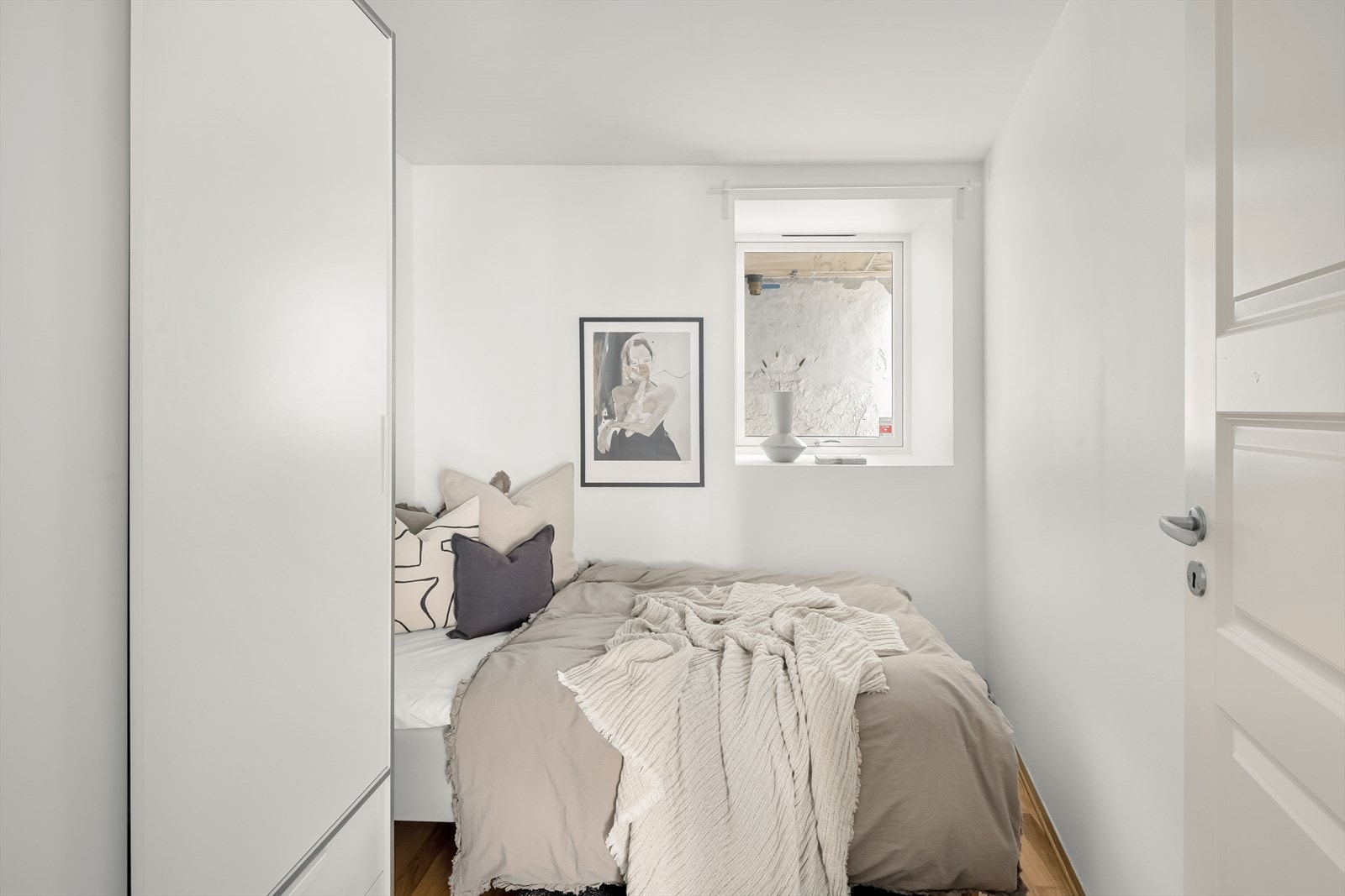 Soverom 2 er innredet med 1,20 og romslig garderobeskap. Galleribilde