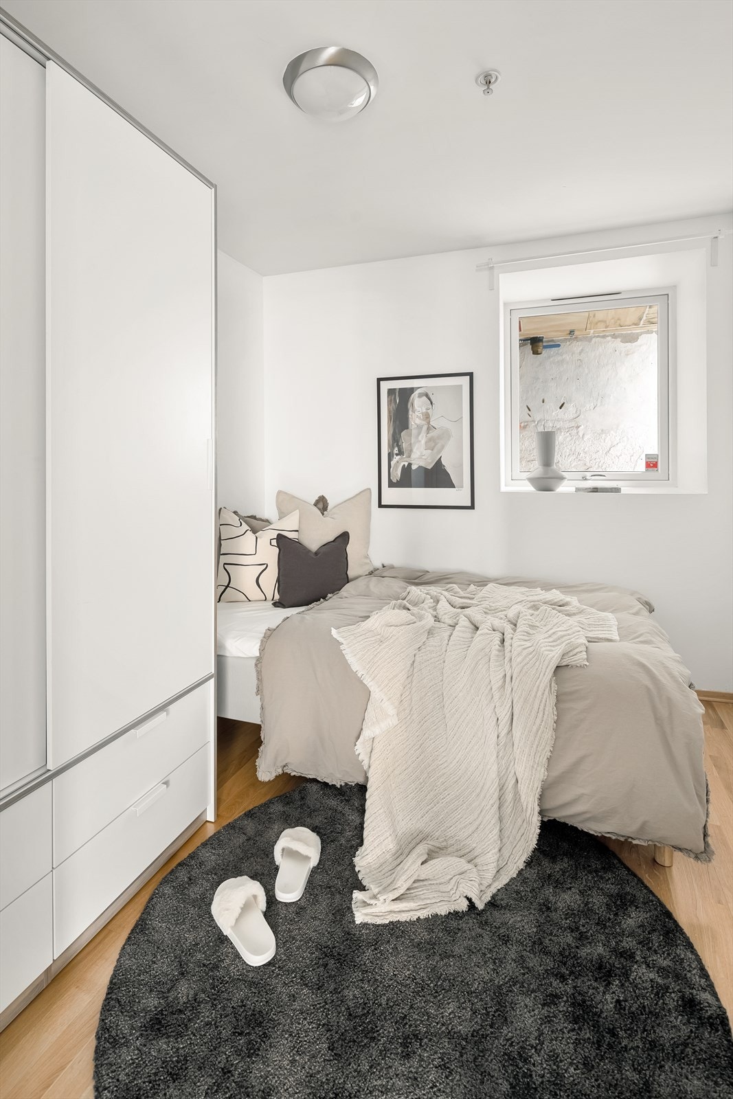 Rommet vender ut mot stille og lukket bakgård. Galleribilde