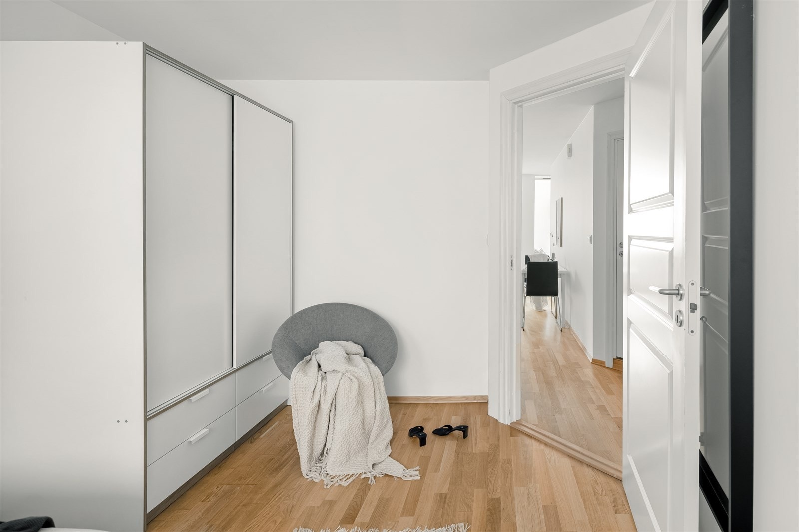 Plass til romslig garderobeskap. Galleribilde