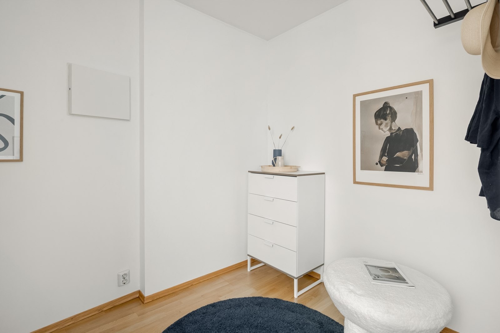 Lys og romslig entrè med god plass til å henge fra seg sko og yttertøy. Galleribilde