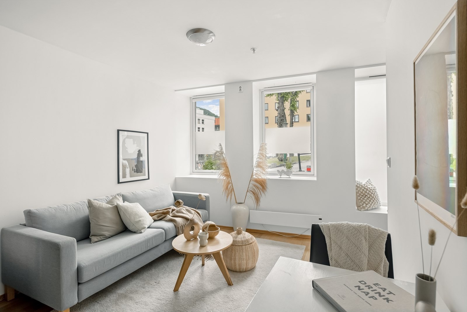 Rommet har store, dype vindusflater som gir rikelig med naturlig lysinnslipp. Galleribilde