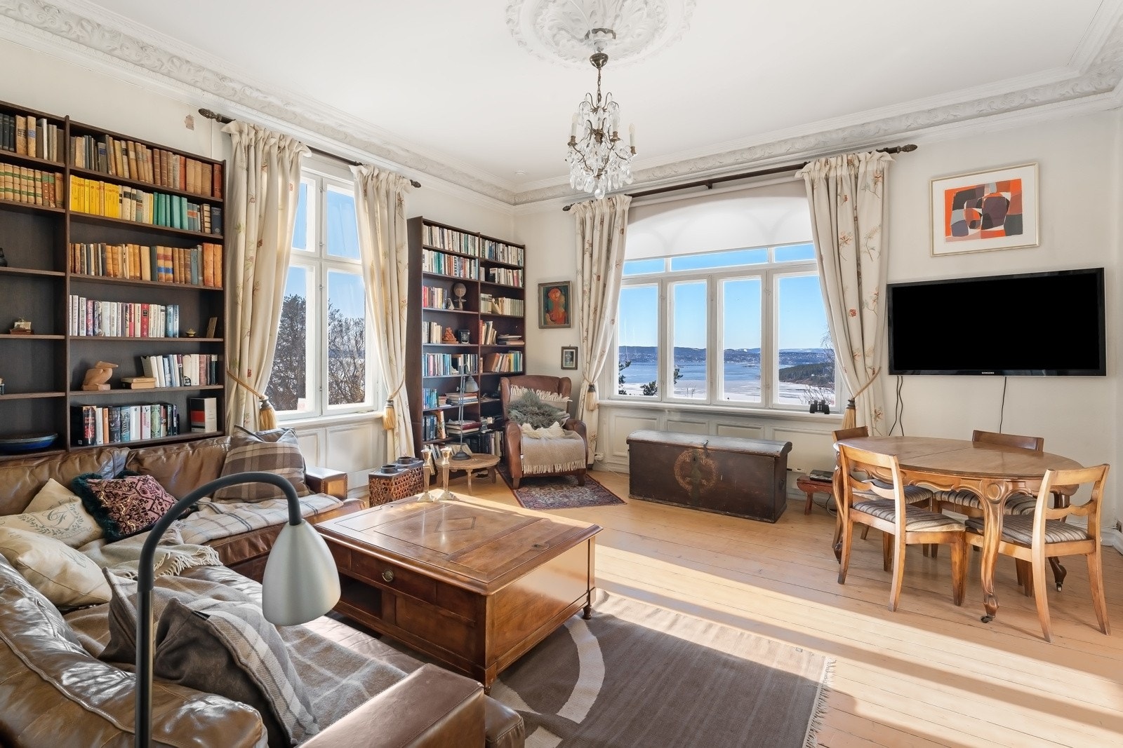 Leiligheten har tre vakre stuer på rad, med god takhøyde og store, flotte krysspostvinduer som ivaretar den magiske fjordutsikten på en god måte. Galleribilde