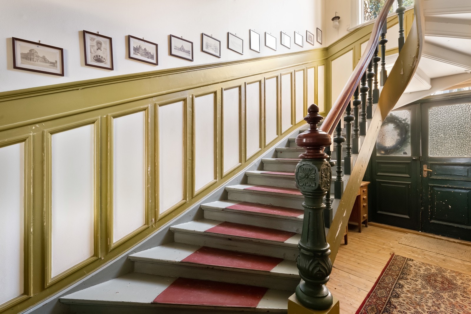 Det er bredt, felles trappeløp mellom etasjene. Galleribilde