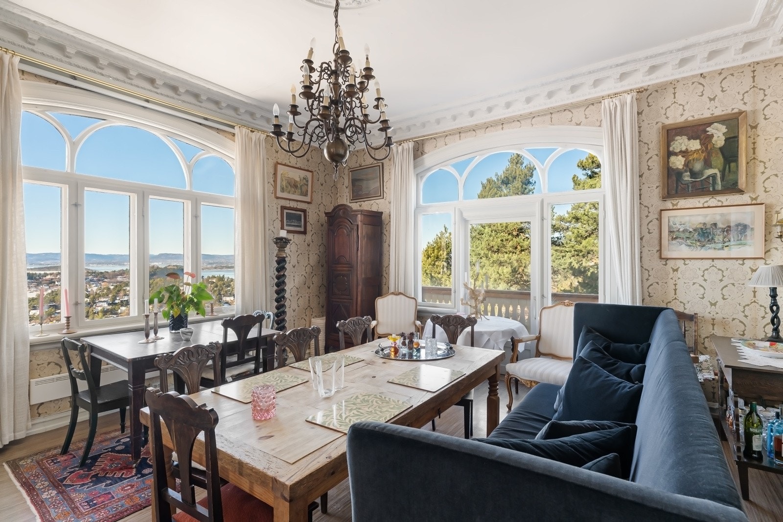 Det tredje stuen har mønstret tapet på veggene, pent gulv og god plass til langbord med tilhørende møblement. Fra spisestuen er det også utgang til en nordvendt veranda. Galleribilde