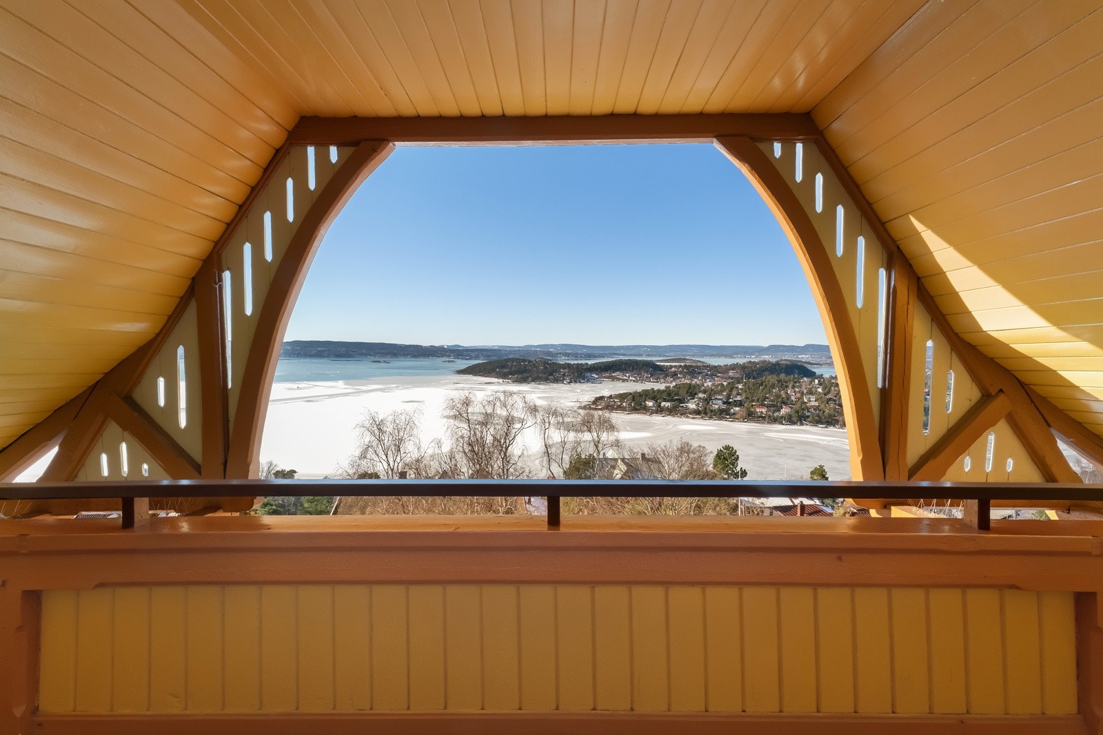 Utsikt fra balkongen i 3. etasje. Herfra er det vanvittig utsikt utover store deler av Oslofjorden og områdene rundt. Galleribilde