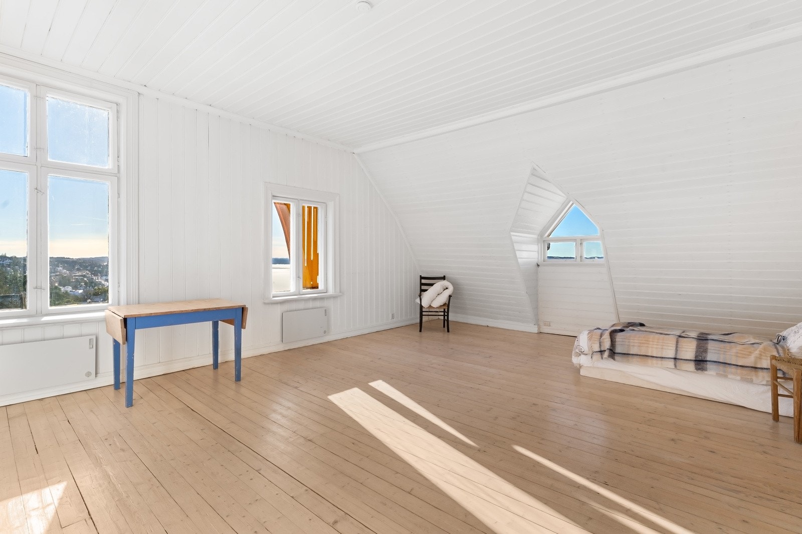 Fra gangen er det en tofløyet dør inn til en lys og luftig stue med tilliggende spisestue. Galleribilde