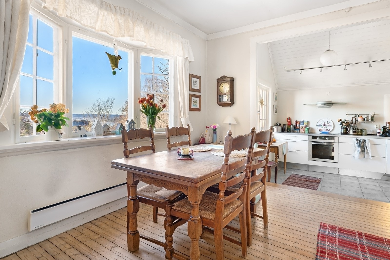 Fra kjøkkenet er det stor åpning inn til en koselig spisestue med fjordutsikt via et stort karnapp og god plass til langbord. Galleribilde