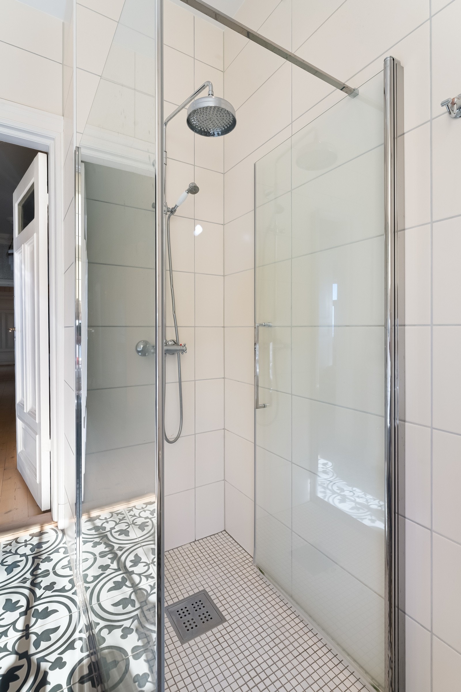 Badet ble oppgradert i 2016 og har samme, moderne nostalgiske stil som badet i første etasje. Galleribilde
