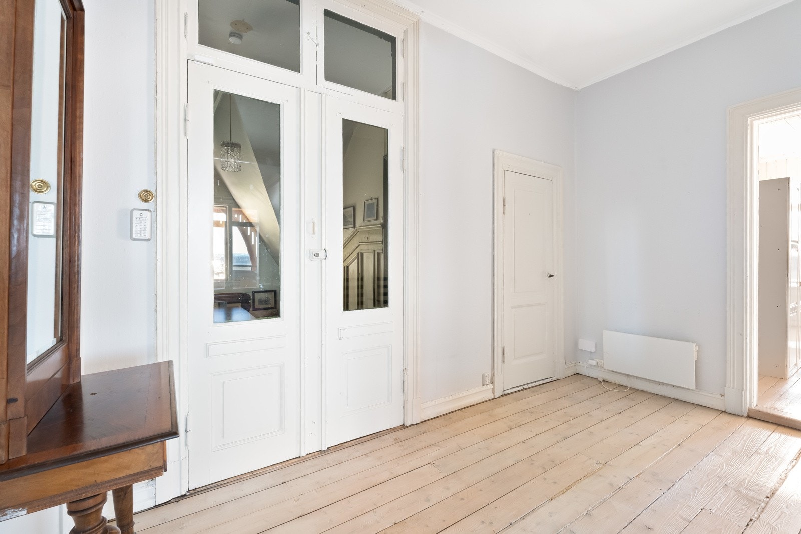 I gangen er det trehvitt tregulv og slette vegger malt i en dus gråfarge. Det er plass til garderobeskap. Galleribilde