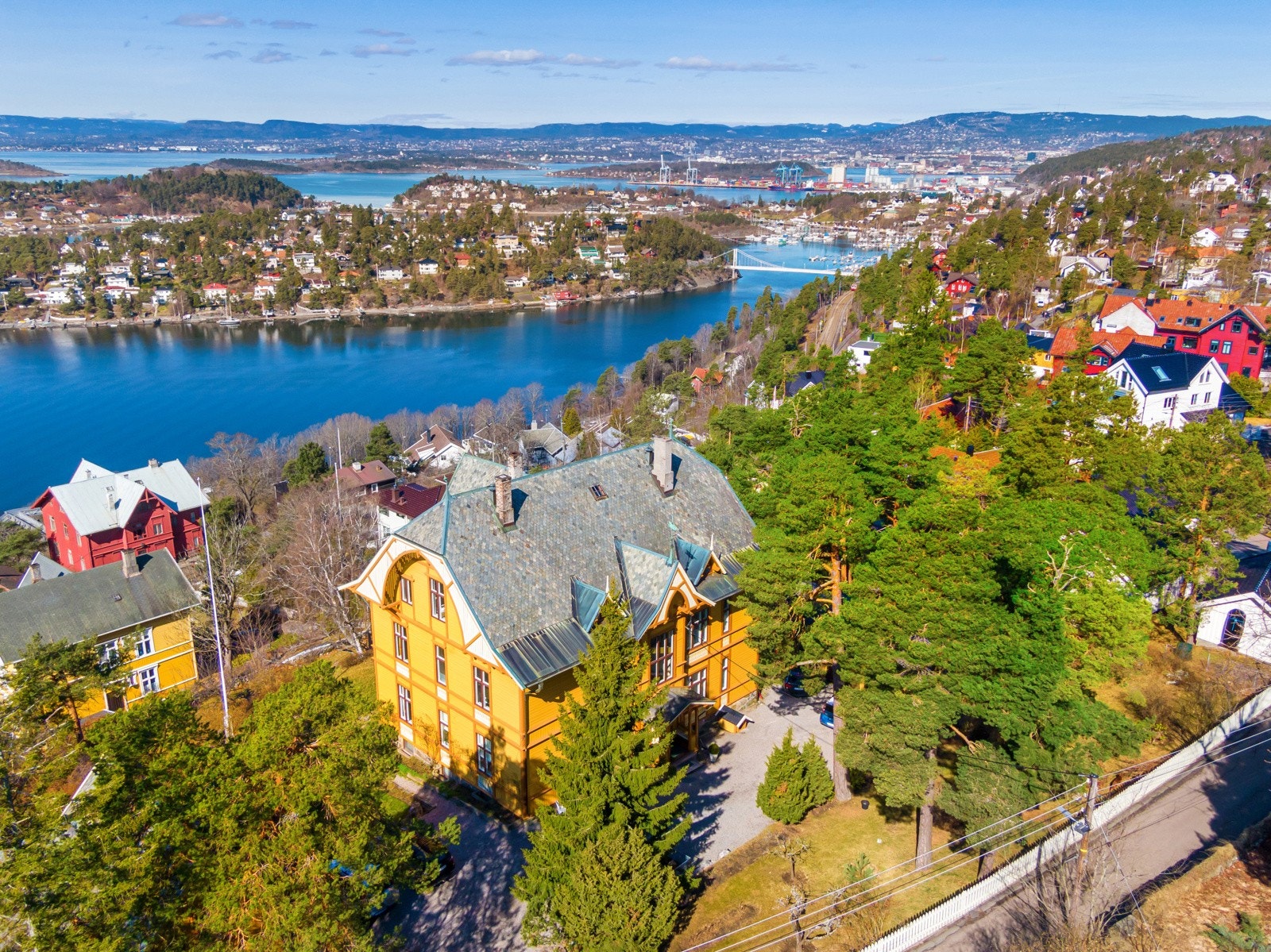 Fra hver etasje kan man nyte panoramautsikt over fjorden og byen. Galleribilde