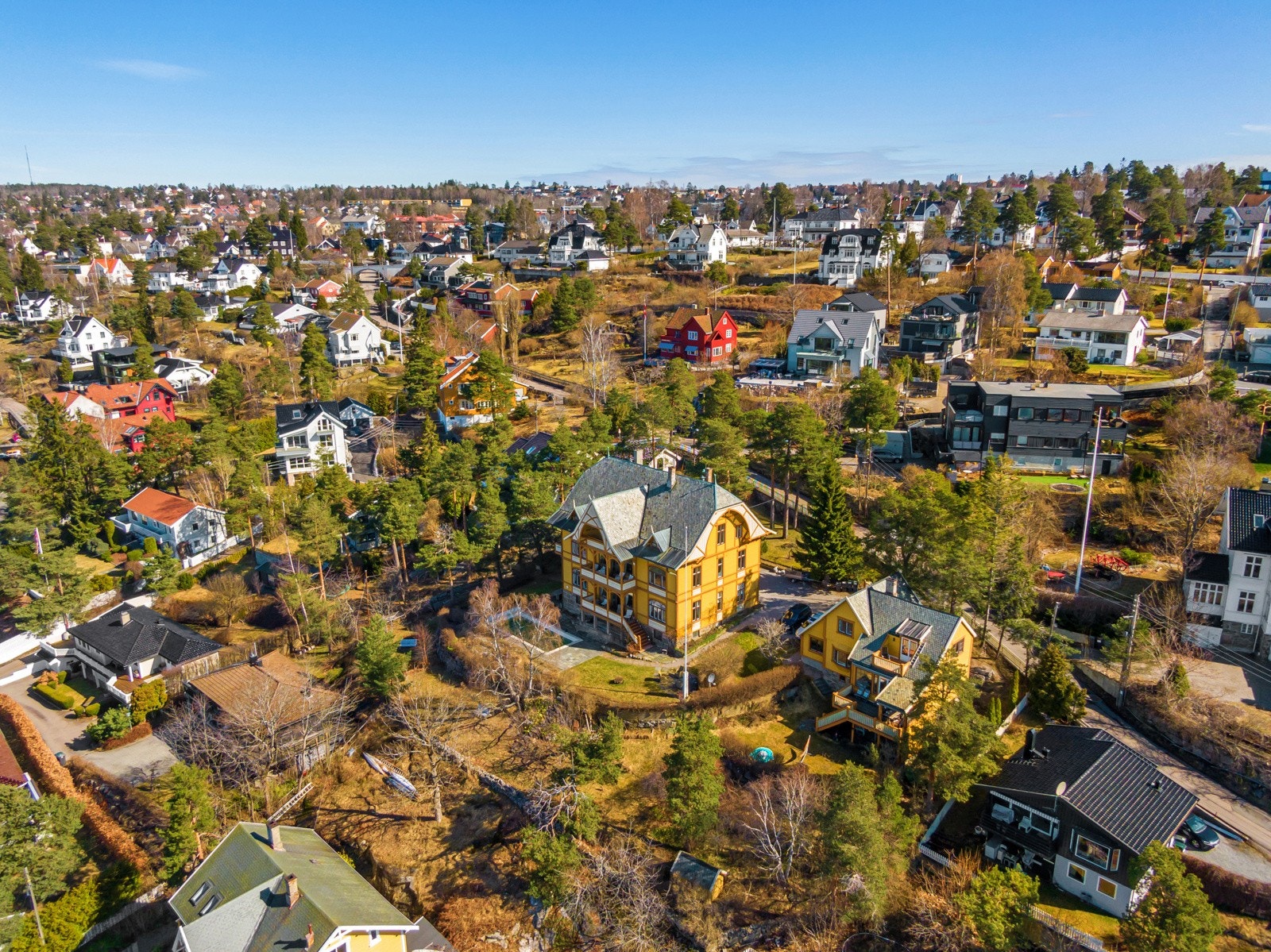 Eiendommen ligger i et meget attraktivt og barnevennlig villastrøk på Nordstrand i Oslo kommune - høyt og fritt. Galleribilde