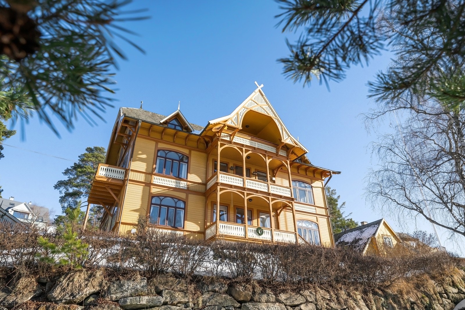 Bygningen har et majestetisk preg og skiller seg ut i området. Galleribilde