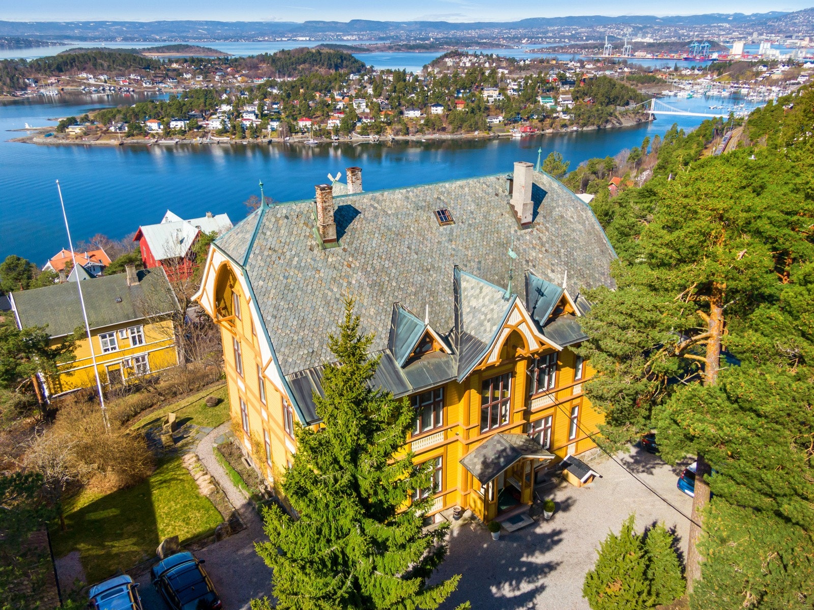 For den rette kjøper finnes en rekke muligheter. Den er bl.a. ideell som en romslig eiendom for storfamilien, ambassade, flermannsbolig el. Galleribilde