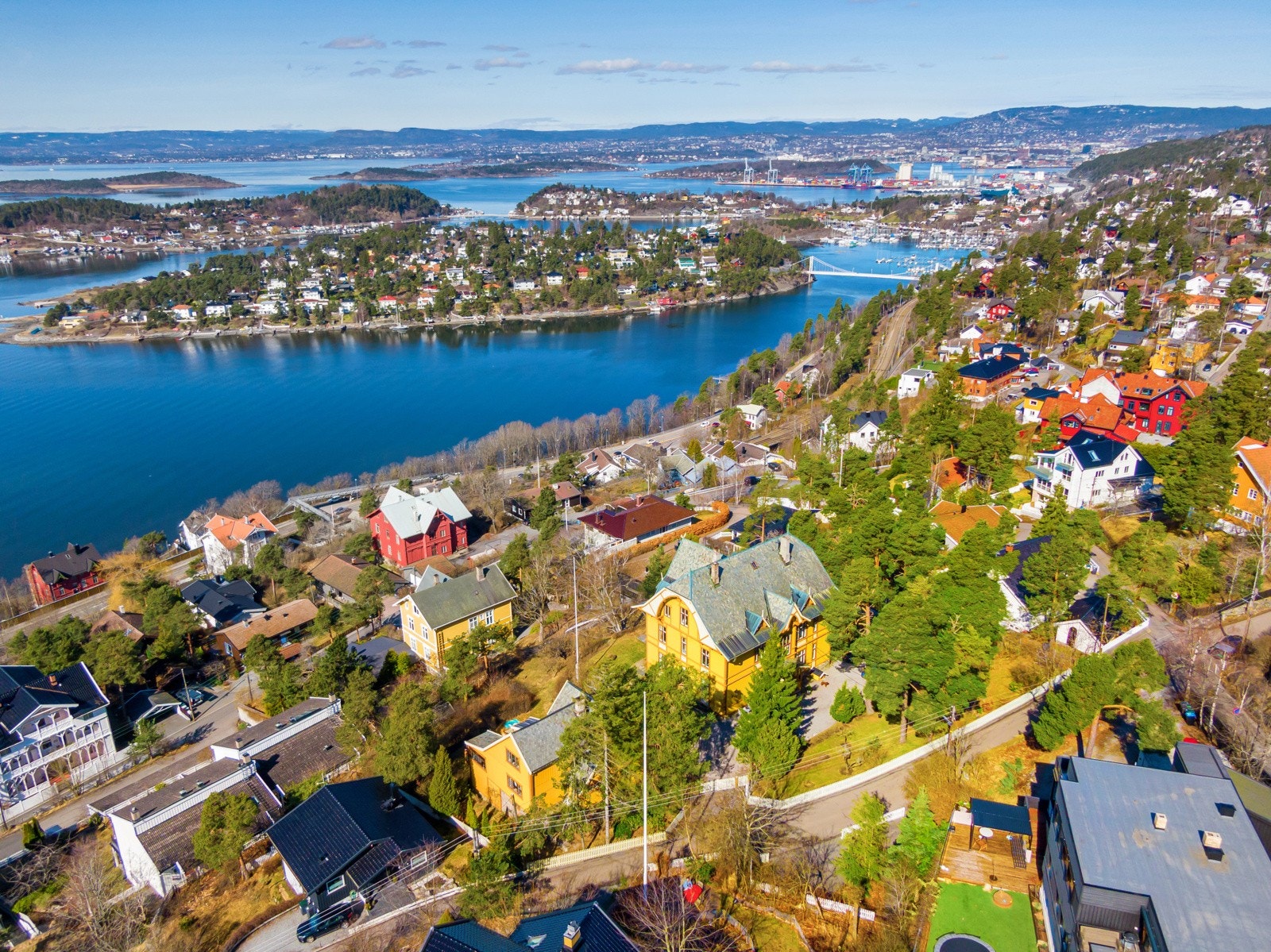 Kastellveien 13 A og B er en enestående, helt spesiell eiendom på ca. 3 mål og nesten 1000 kvm BRA Galleribilde