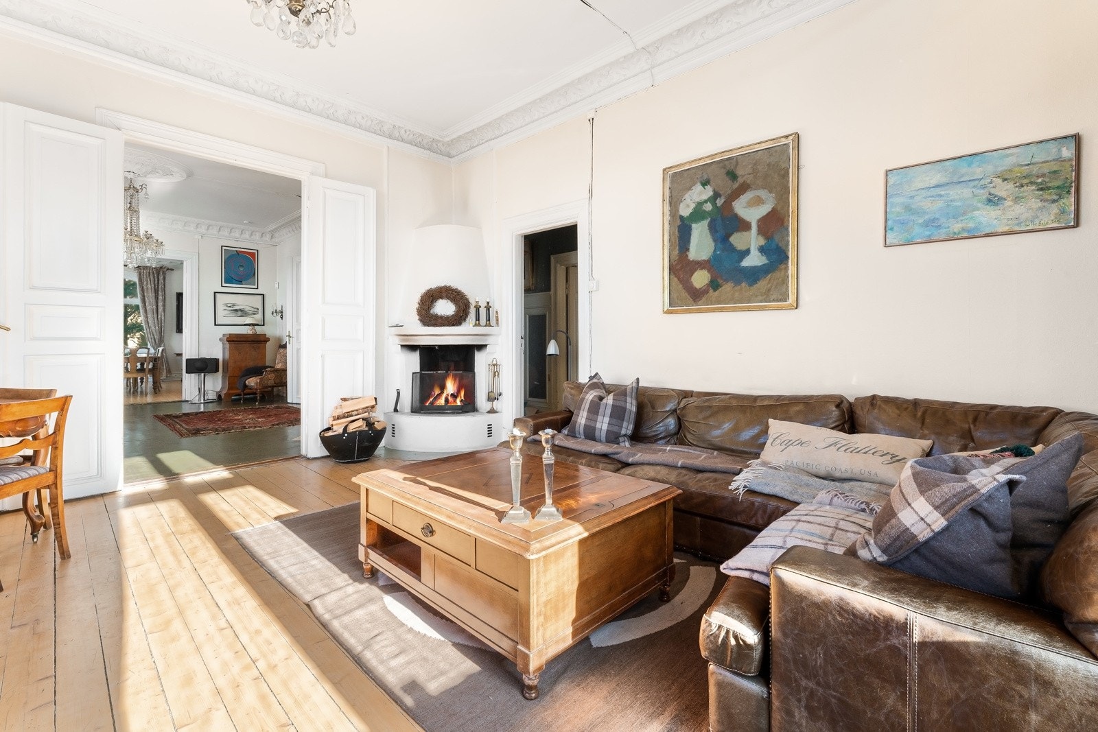 I hjørnet av rommet er det peis. Galleribilde