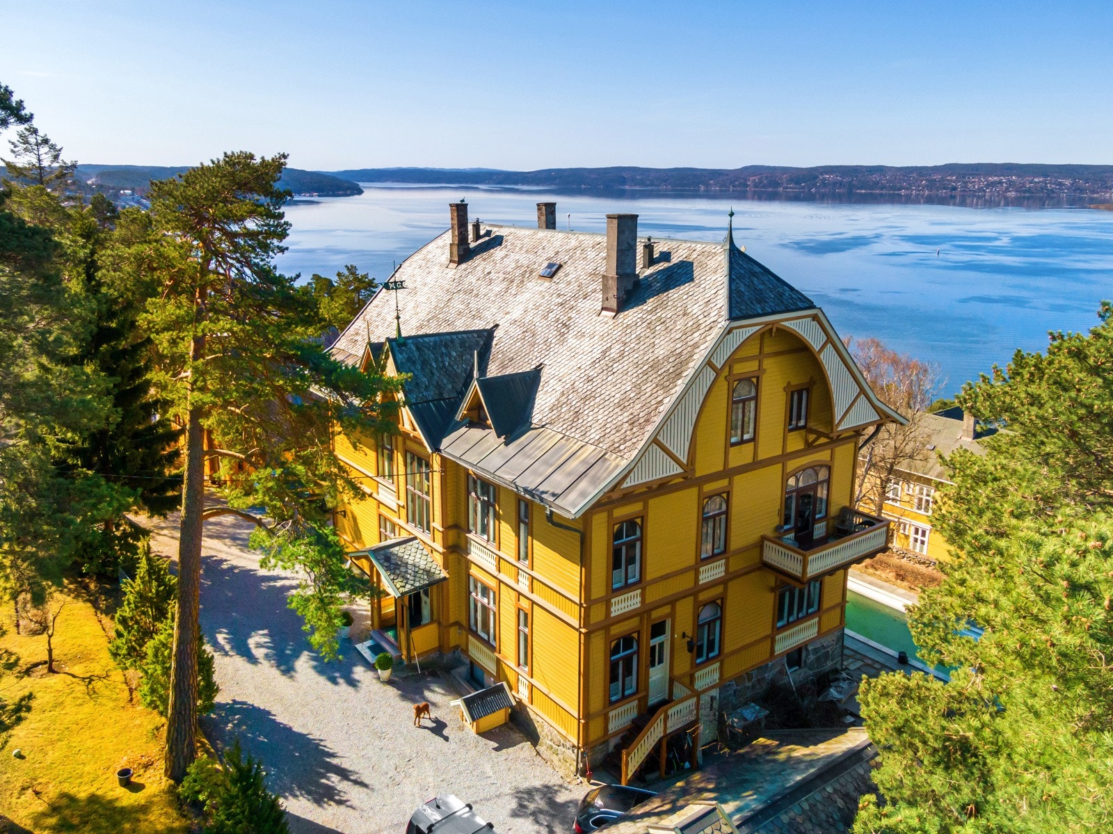 Tomten er bebygget med en stor, vakker flermannsbolig, en enebolig, lekestue og et garasjebygg. Galleribilde