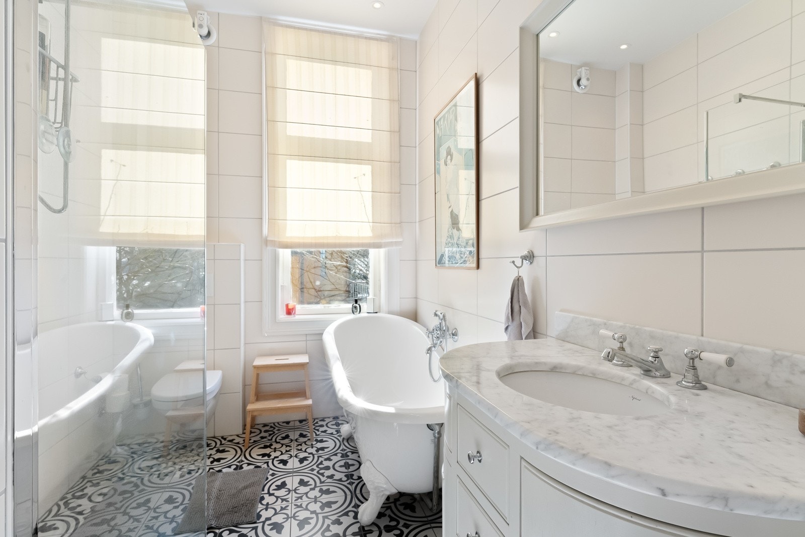 Badet ble rehabilitert i 2016, er moderne med en nostalgisk stil. Det er downlights i himlingen, varmekabler i gulvet, elektrisk styrt vifte og et vegghengt toalett. Videre er det et frittstående badekar med løveføtter og en servantinnredning. Galleribilde