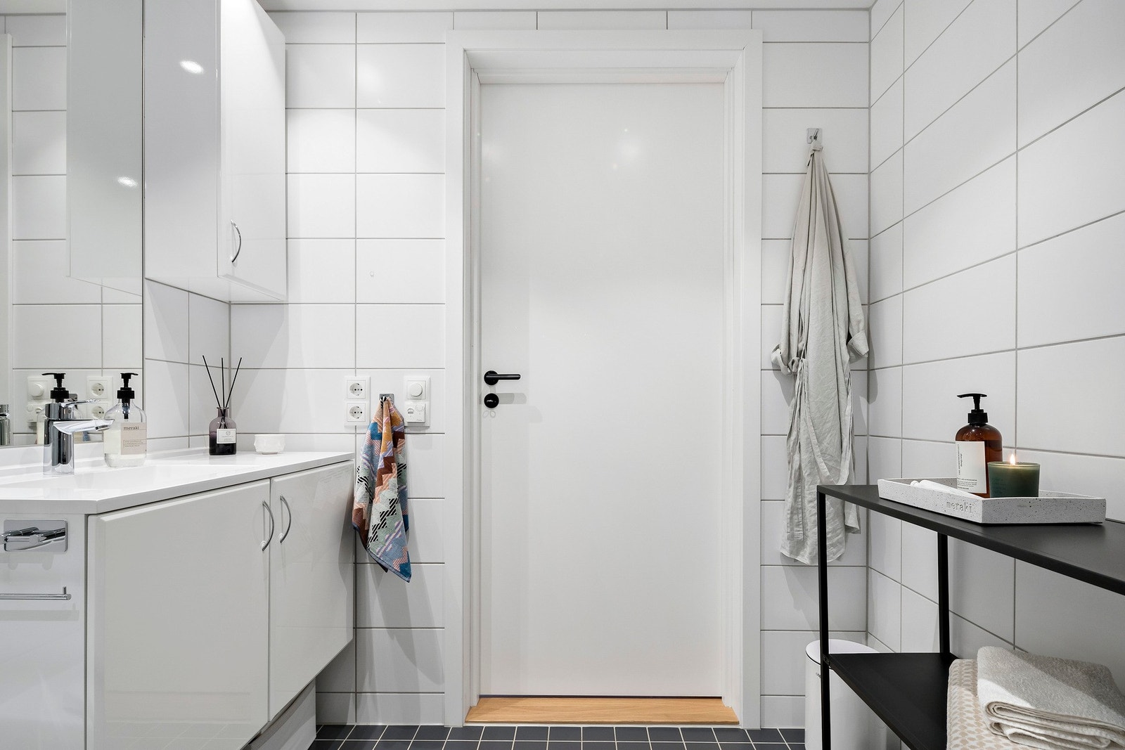 Badet er utstyrt med blant annet gulvvarme, dusj med innfellbare dusjdører, servantskap og vegghengt toalett. Galleribilde