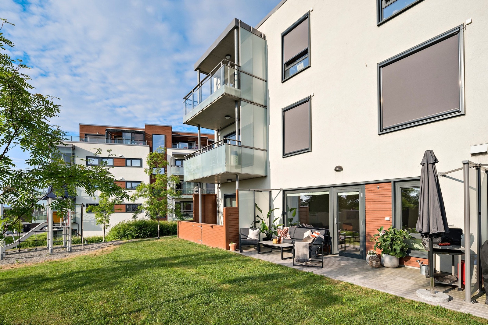 Privat parkeringsplass ute medfølger leiligheten. Dagens eiere leier en ekstra parkeringsplass i kjeller til opplysning. Galleribilde