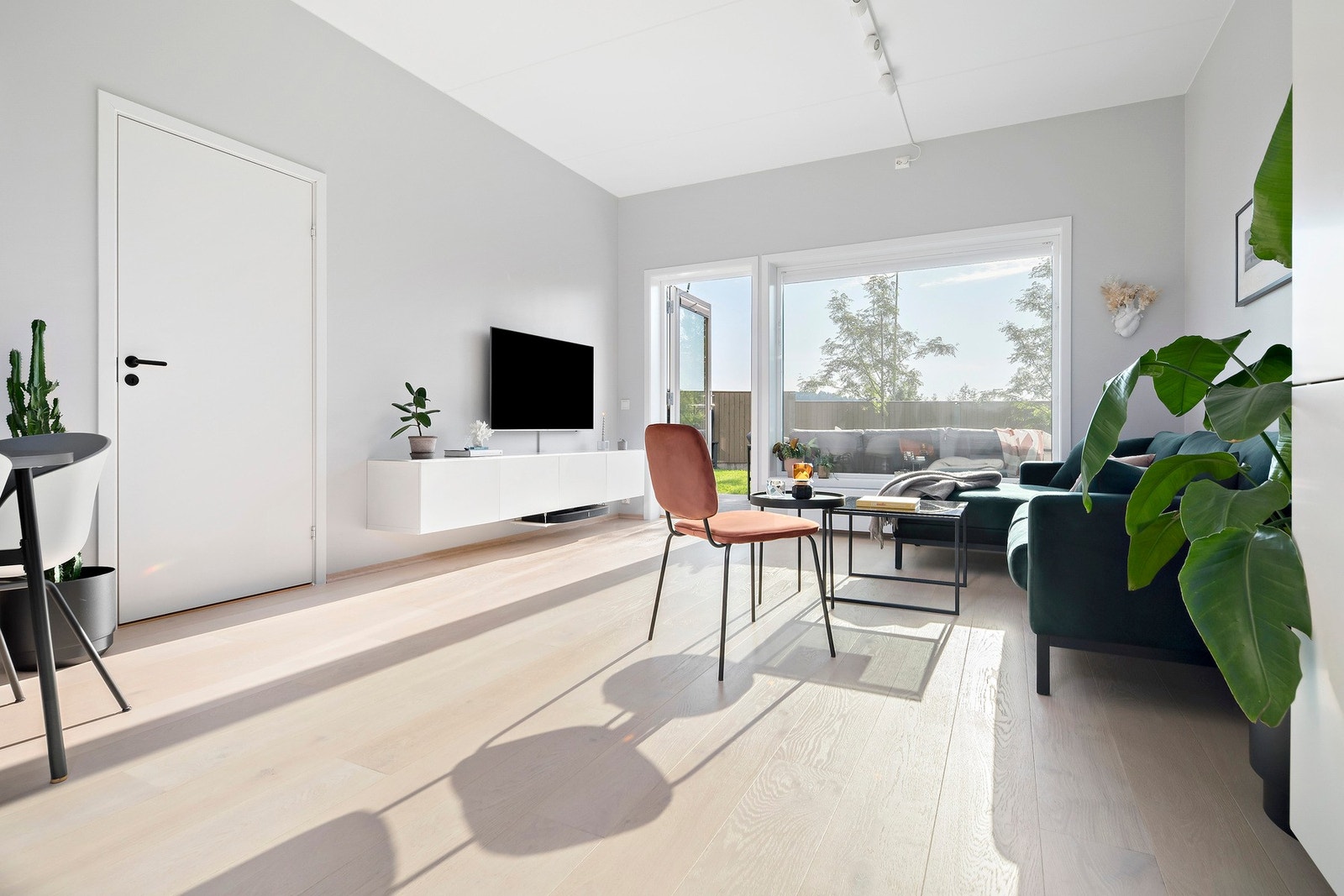 Leiligheten er lys og luftig med takhøyde på hele 2,93 meter. Galleribilde