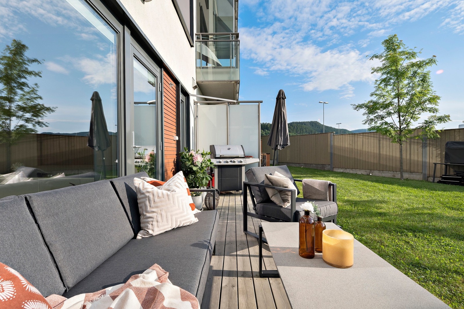 Stor terrasse med god plass til utemøbler og grill. Galleribilde