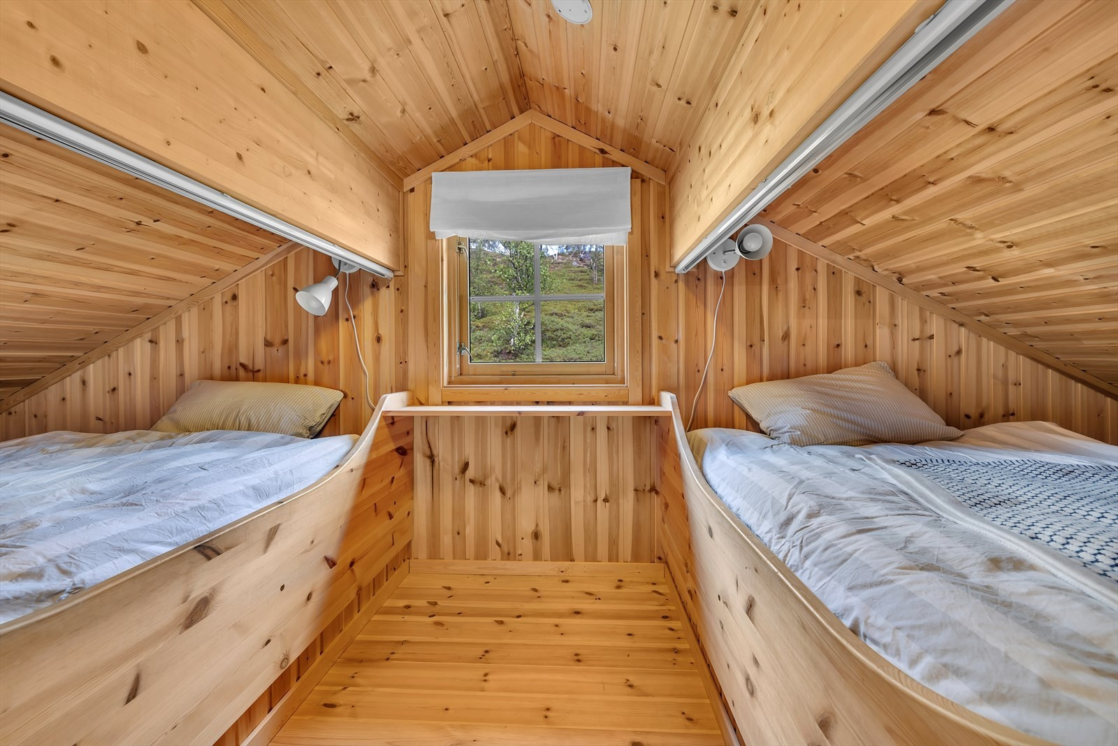 Soveplass med plassbygde senger på loftet.