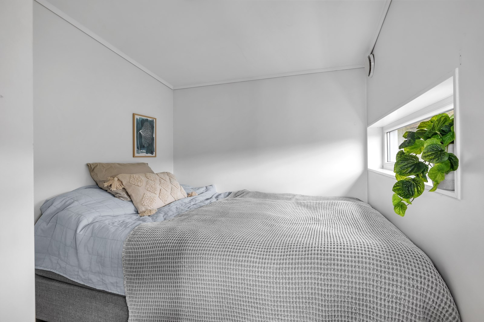 Soverommet på loftet er av stor størrelse og har egen del for seng i bakkant
